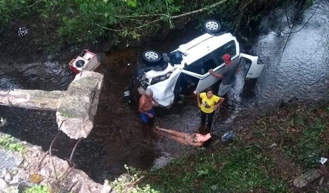 Carro com jovens cai de ponte deixando adolescente de Viçosa morto e quatro feridos em Paulo Jacinto