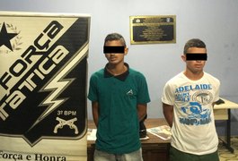 Dupla é apreendida com arma de fogo e moto roubada