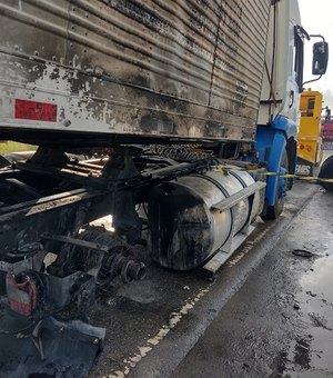 VÍDEO. Carreta carregada com pneus de motocicleta sofre princípio de incêndio na AL-110, em Arapiraca