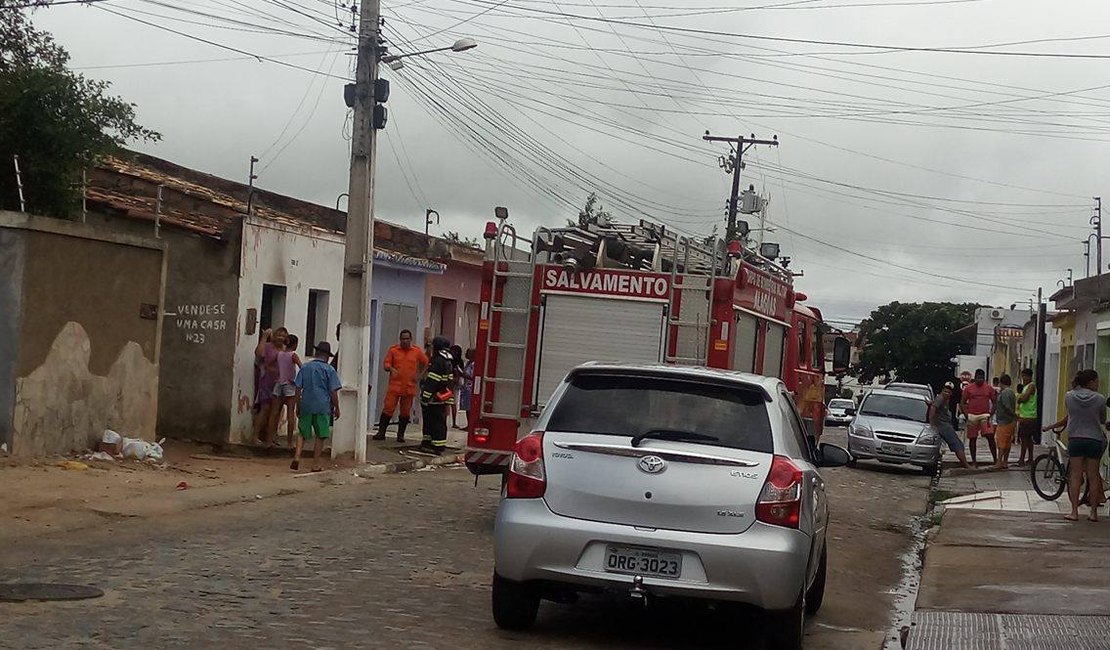 Mulher ateia fogo na própria casa no Alto do Cruzeiro, em Arapiraca
