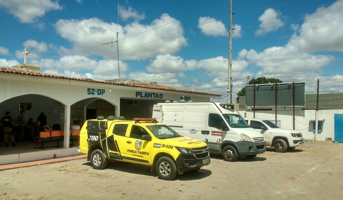 Dupla armada invade residência para roubar, é surpreendida por um dos moradores e depois é presa