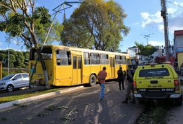 Em ladeira, ônibus escolar colide em carro e caminhão, em Palmeira dos Índios