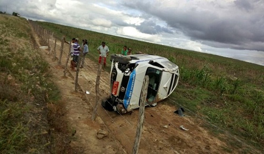 A caminho de cortejo fúnebre, carro de funerária capota na AL-450