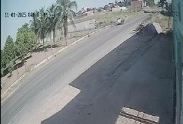 Câmeras de segurança registram momento em que homem morre em acidente na AL-110, em São Sebastião