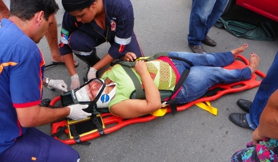 Distração causa colisão entre 3 veículos