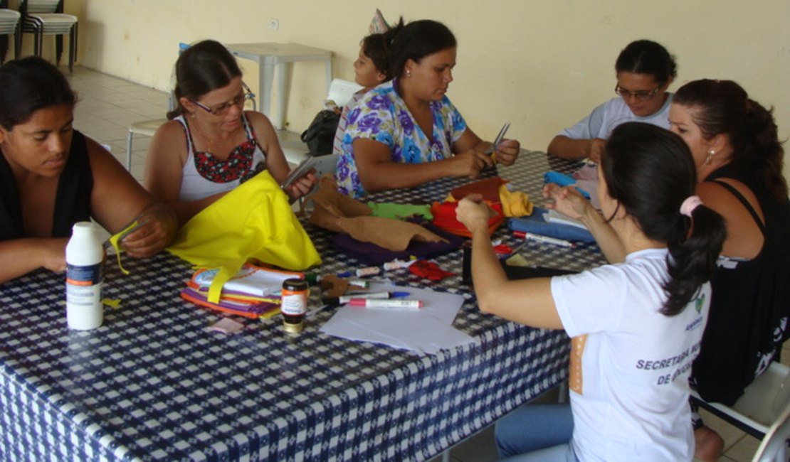 Programa ensina mães fabricar material educativo para filhos