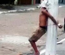 Suspeito de assalto é amarrado a poste e agredido por populares