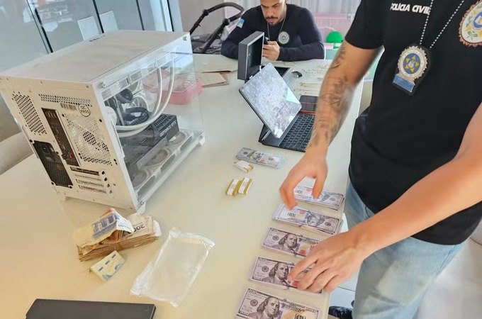 Polícia apreende 40 mil dólares em cédulas falsas na casa da influenciadora
