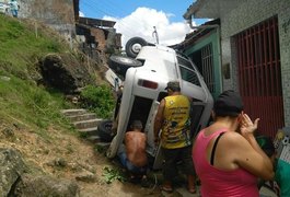 Motorista perde controle de Kombi e despenca próximo a casas em Joaquim Gomes