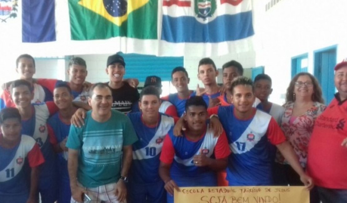 Vídeo. Firmino visita escola em que estudou e realiza ação social no Vergel