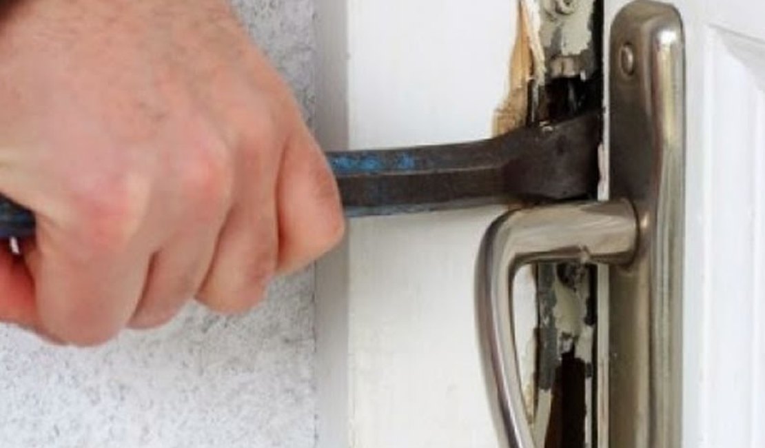 Ladrões invadem residência e roubam cerca de R$ 30 mil, em Arapiraca