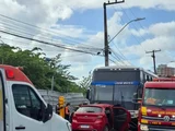 Motorista fica preso às ferragens após carro bater de frente com ônibus, em Maceió