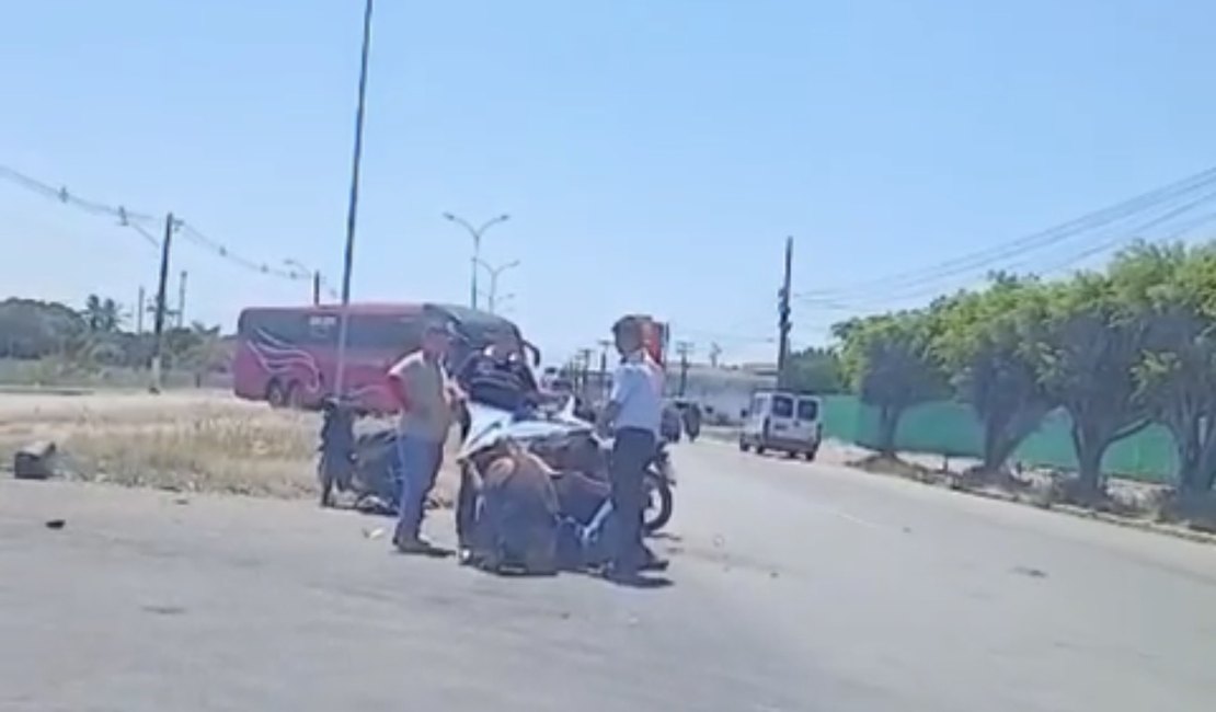 Colisão entre caminhonete e motocicleta deixa dois homens feridos na AL-220, em Arapiraca