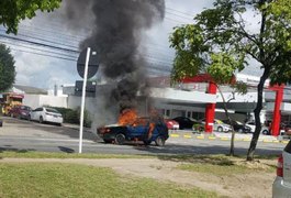 Homem que conduzia carro que pegou fogo ia para entrevista de emprego