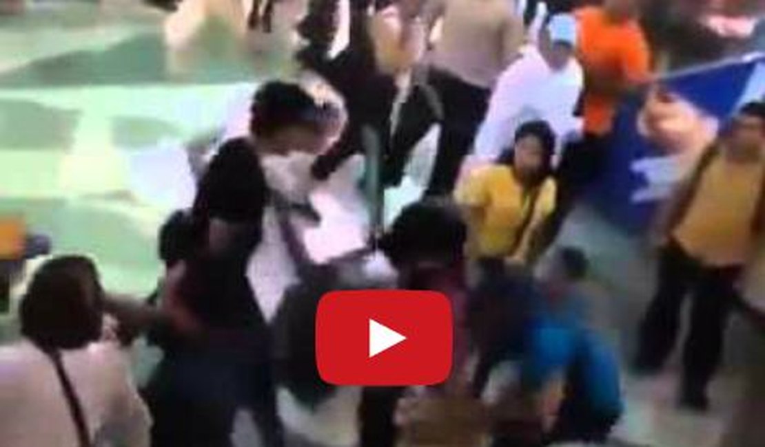 VÍDEO: Valentão agride a esposa em shopping e leva um nocaute