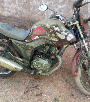 Motocicleta é encontrada dentro de açude por populares em Jaramataia
