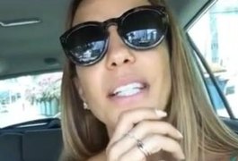 Ivete Sangalo fica sem carro e pega carona na rua com fã