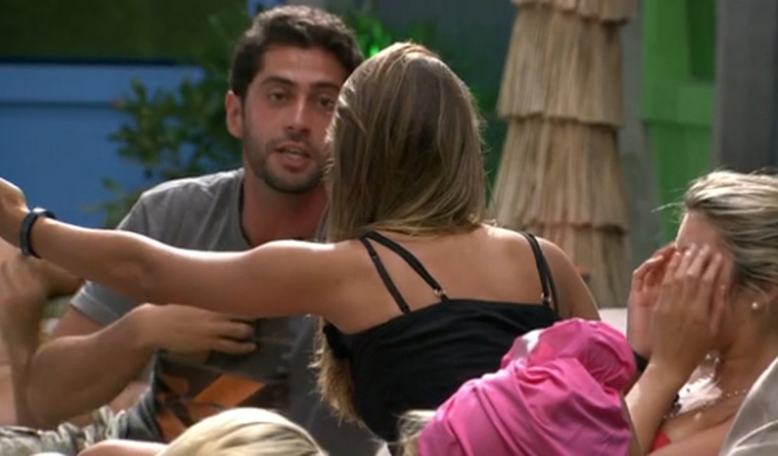 BBB14, clima fica tenso entre Angela e Marcelo