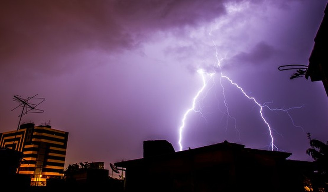 Raio destrói telhado de casas e derruba fios de poste em Cruz das Almas, em Maceió