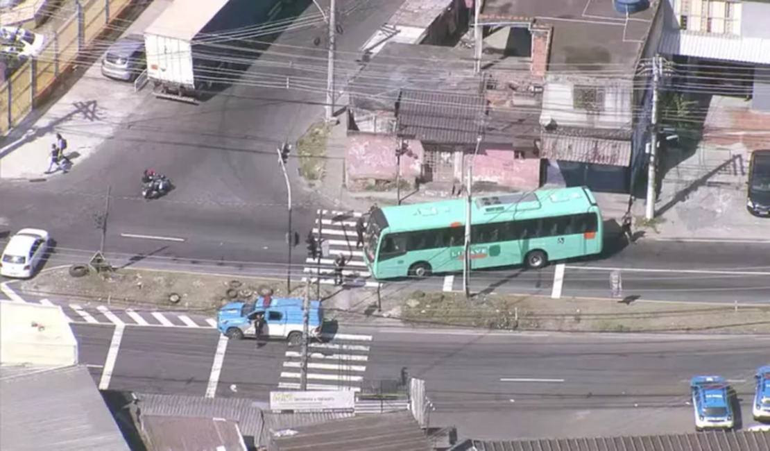 Criminosos sequestram ônibus e fecham vias após morte de suspeito no RJ