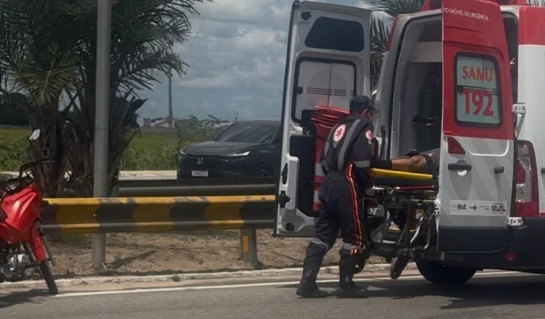 Colisão entre motos deixa dois feridos na AL-110, no bairro Nova Esperança, em Arapiraca