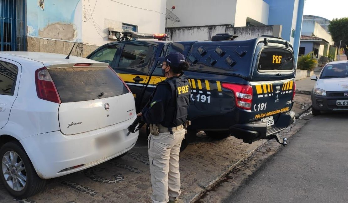 Polícia prende homem que estava dirigindo carro furtado em Palmeira dos Índios
