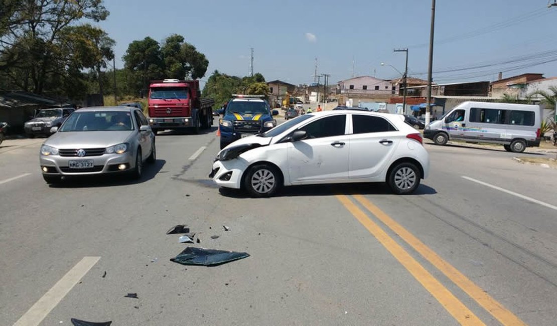 Acidente deixa duas pessoas feridas na BR-101, em São Miguel dos Campos