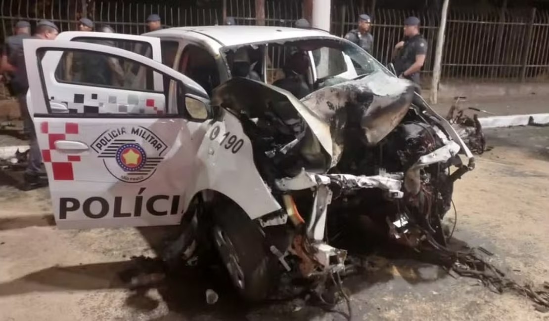 Viatura da PM bate em árvore e explode enquanto perseguia carro com ladrões