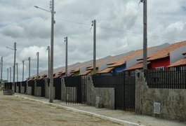 Criminosos atiram contra uma casa dentro de residencial em Arapiraca