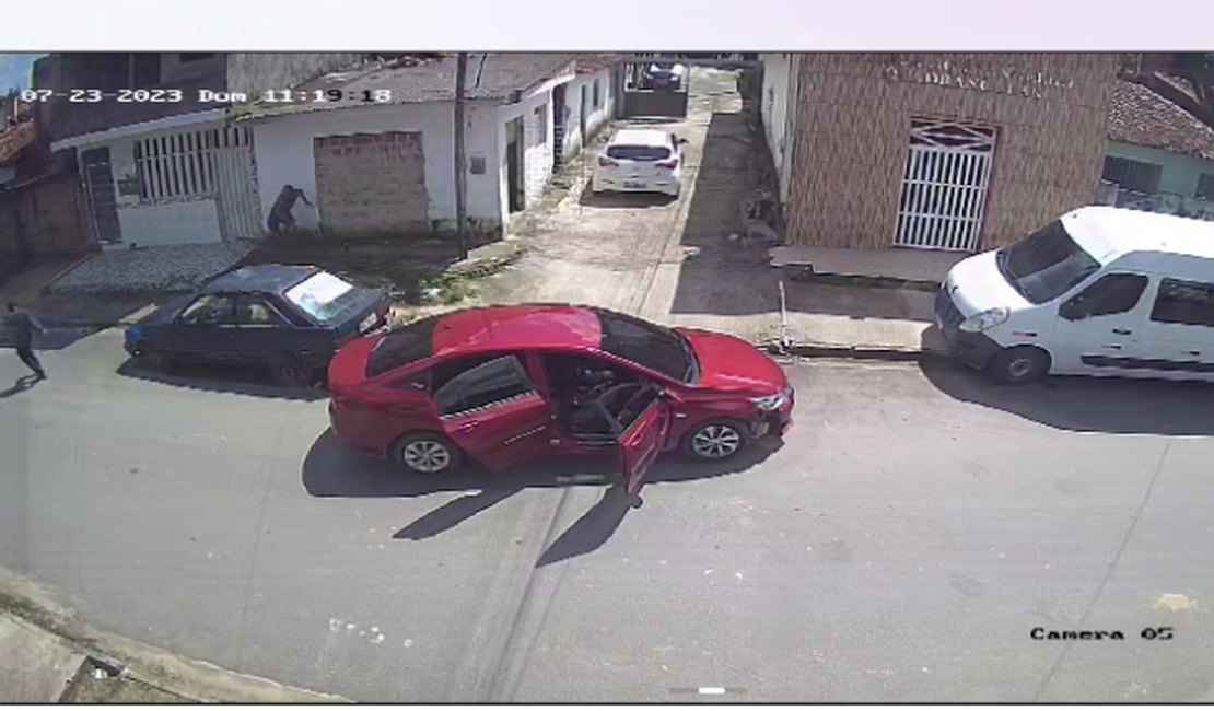 Vídeo mostra momento que homem é morto a tiros em calçada de residência, em Maceió