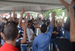 Policiais civis liberam passagem de caminhões carregados de combustível