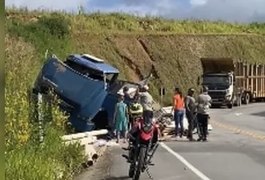 Caminhão tomba na BR-416 e motorista fica preso às ferragens em rodovia alagoana