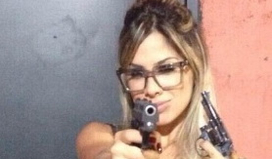 Ex-BBB Vanessa diz que foto com armas era pessoal e não pensou em apologia