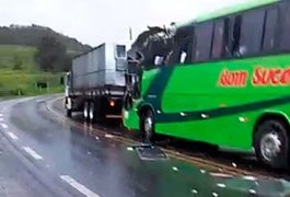 Duas pessoas ficam feridas em colisão entre carreta e ônibus, em São Miguel dos Campos