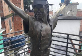 Após fuzil, estátua de Michael Jackson surge com boné da PM