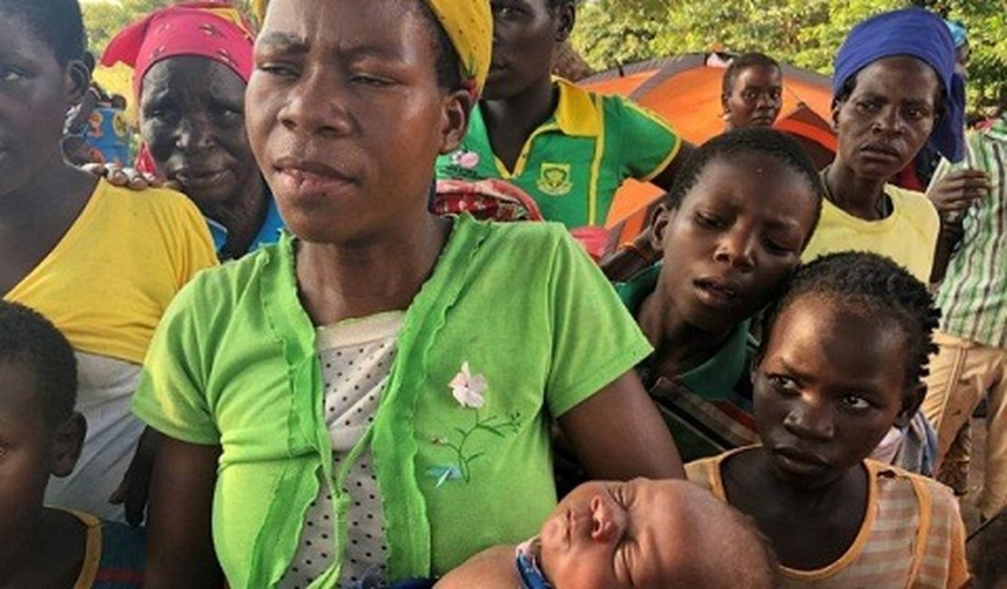 Mulher dá à luz em cima de árvore, com filho de 2 anos, durante tempestade