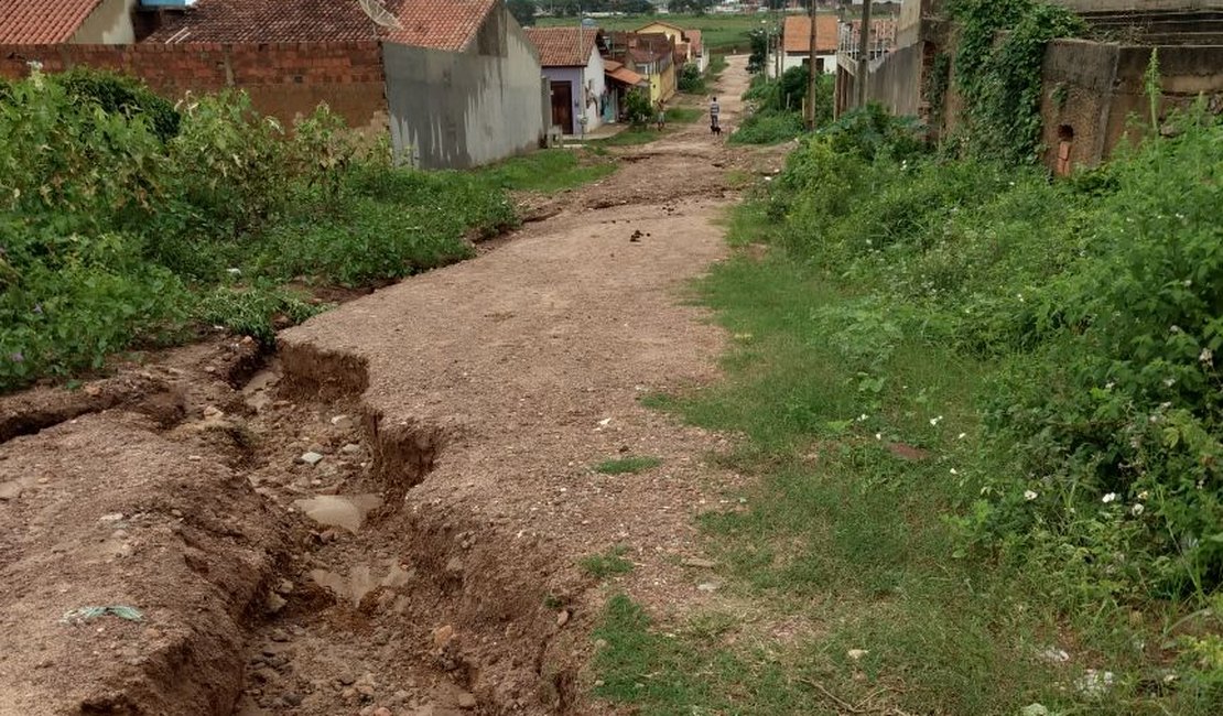 Vídeo. Chuva forma crateras em ruas e deixa moradores indignados em Arapiraca