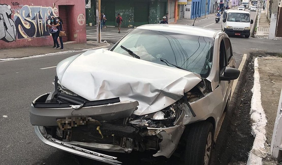 Problema em semáforo resulta em colisão, em cruzamento de Maceió