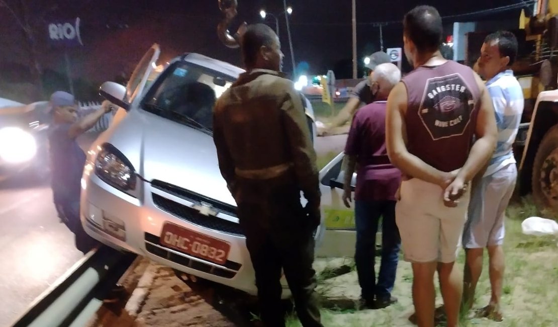 Táxi atinge mureta de proteção na AL-220, em Arapiraca
