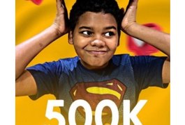 Após ser vítima de racismo, menino de 12 anos conquista mais de 50 mil seguidores no canal sobre livros