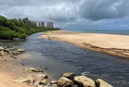 Mulher é resgatada após se afogar no Rio Jacarecica, em Maceió