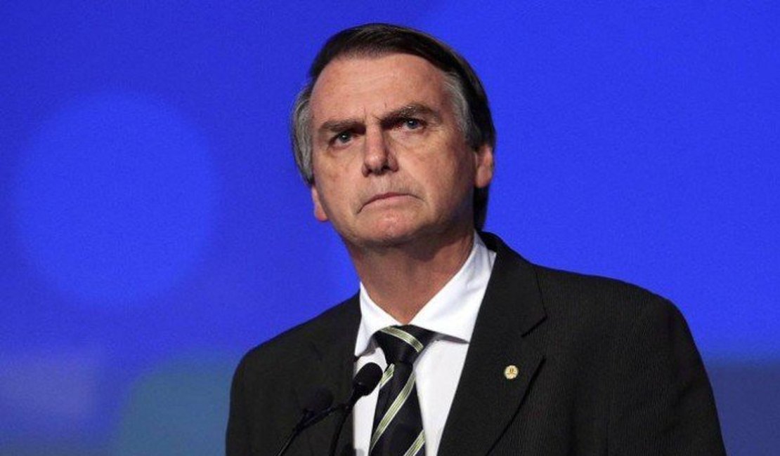 Bolsonaro segue estável, mas tem alimentação oral suspensa, diz boletim médico