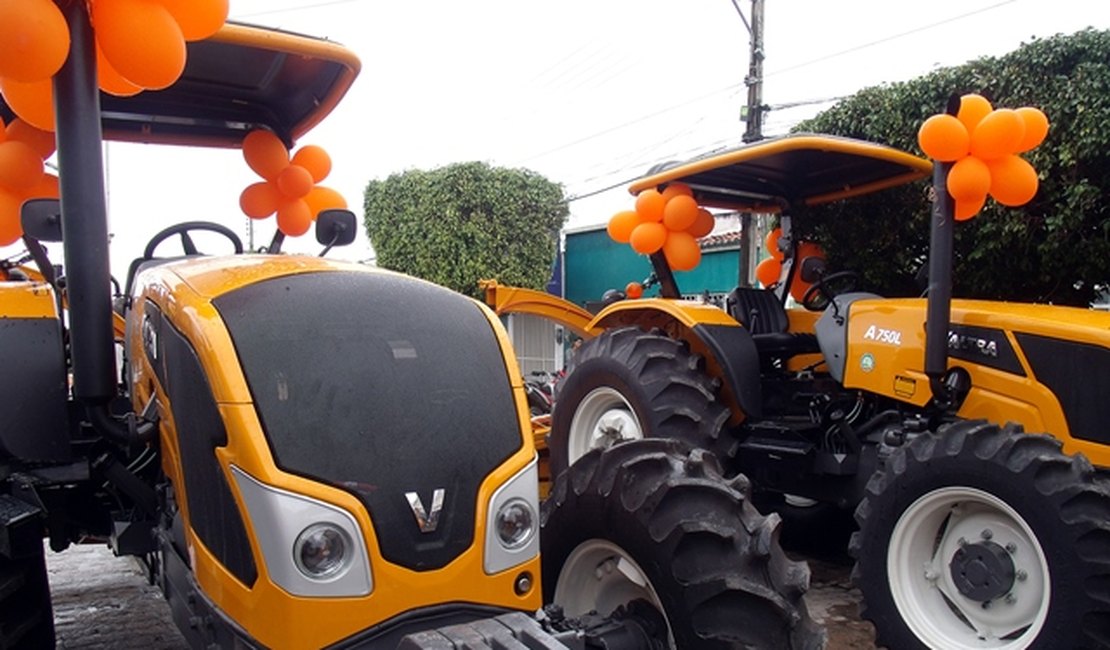 Governo entrega equipamentos agrícolas no interior alagoano