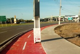 Poste colocado na ciclovia da AL 110 atrapalha ciclistas e pode causar acidentes em Arapiraca