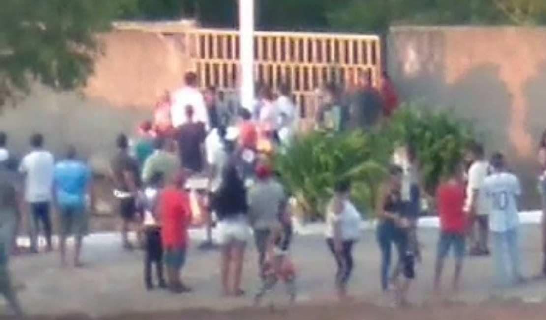 Entrada utilizada por pagadores de promessa no Morro Santo fica fechada e população quebra cadeado para passar; ASSISTA