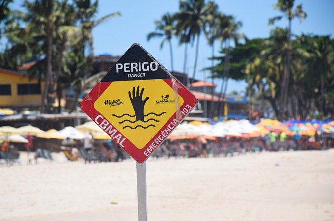 Turista de São Paulo, vítima de afogamento é salvo por guarda-vidas na Praia da Sereia em Maceió