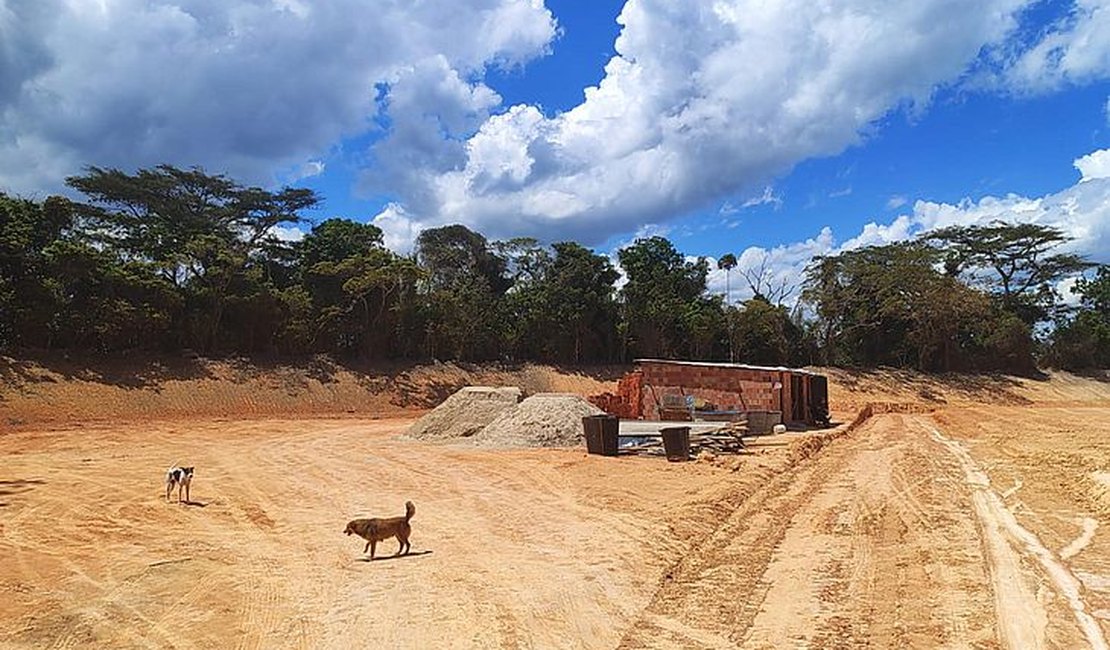 IMA autua construtora e embarga obra em área de preservação, em Rio Largo