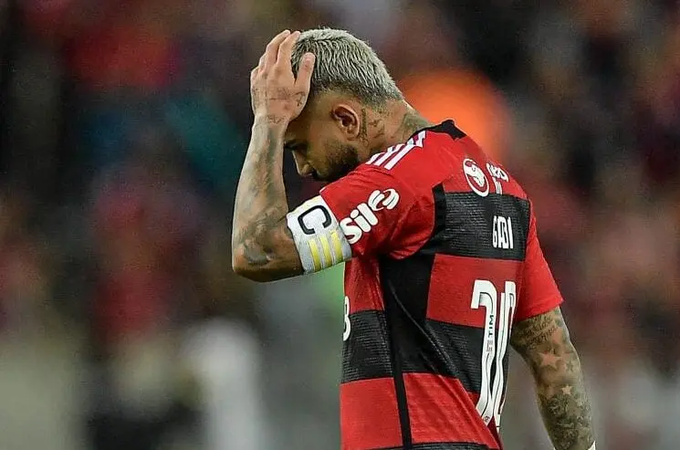 Gabigol é multado e perde a 10 do Fla após foto com camisa do Corinthians