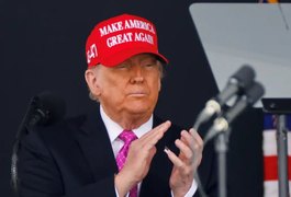 Trump intensifica guerra comercial com tarifas de 30% para UE e México
