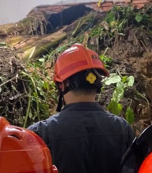 Deslizamento de terra durante forte chuva atinge casa e mata morador em São Bernardo do Campo